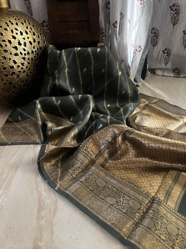 Beautiful Kora Banarasi Saree With All Over Zari Weave - Image 2