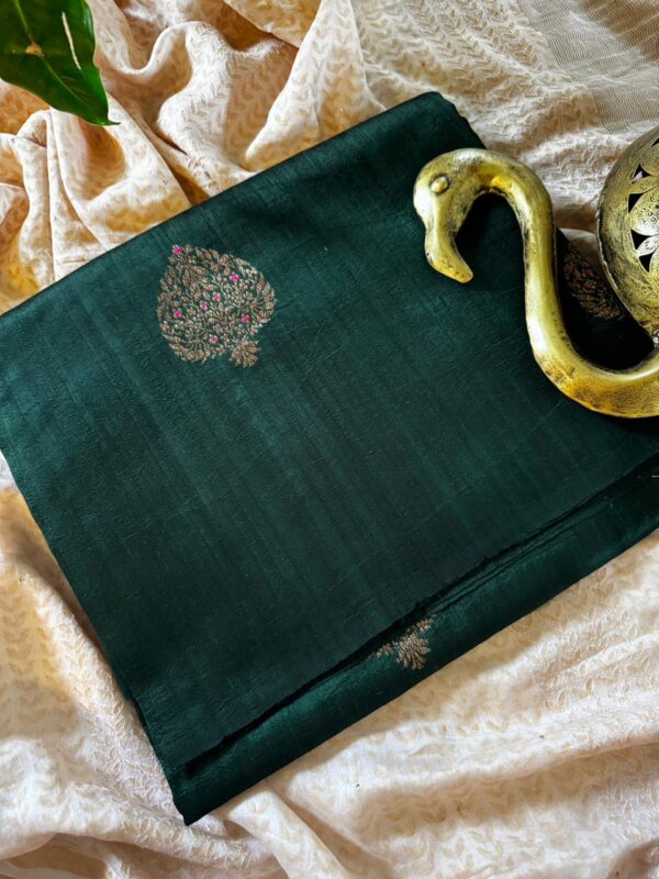 Beautiful Shade Of BorderLess Tussar Raw Silk Banarasi Saree With Kudhua Weave Zari