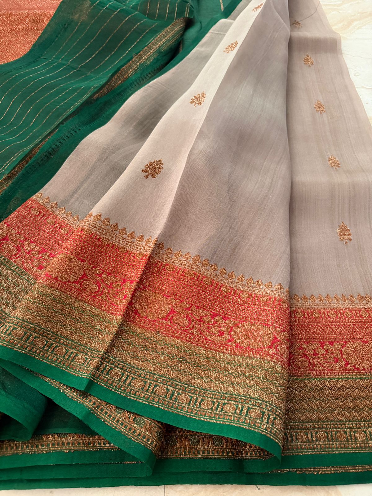Pure Handloom Kora Banarasi Saree With Kadua Weave Zari - Image 3