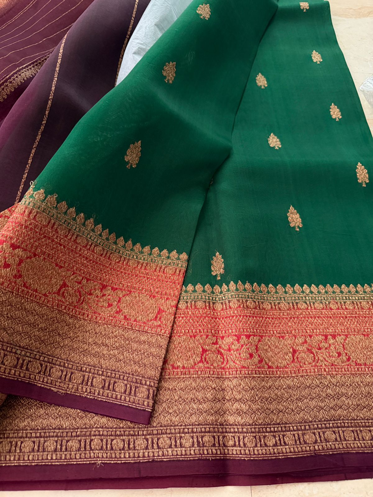 Pure Handloom Kora Banarasi Saree With Kadua Weave Zari - Image 4