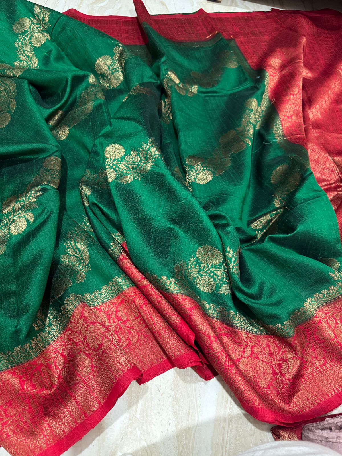 Pure Handloom Raw Silk Banarasi Saree With Lehriya Weave Zari - Image 7