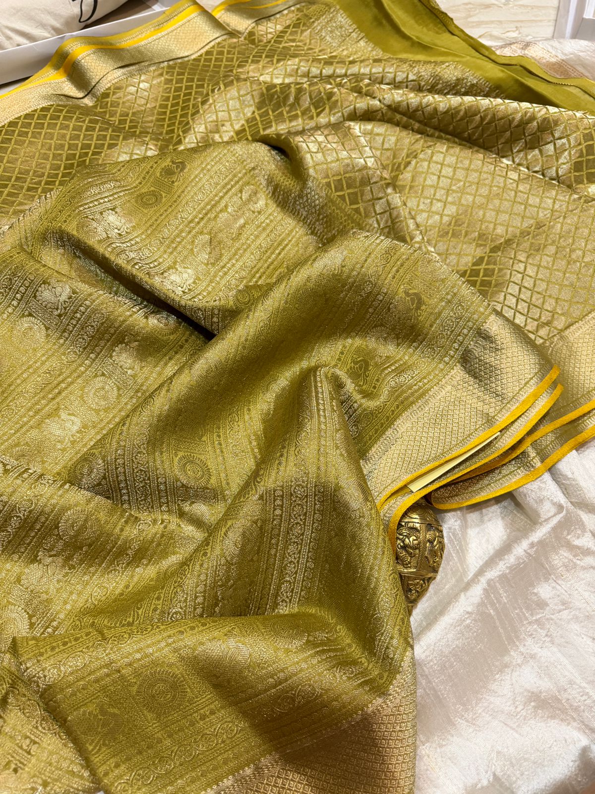 Pure Mysore Brocade Crepe Silk Saree With Platinum Zari Weave - Image 4