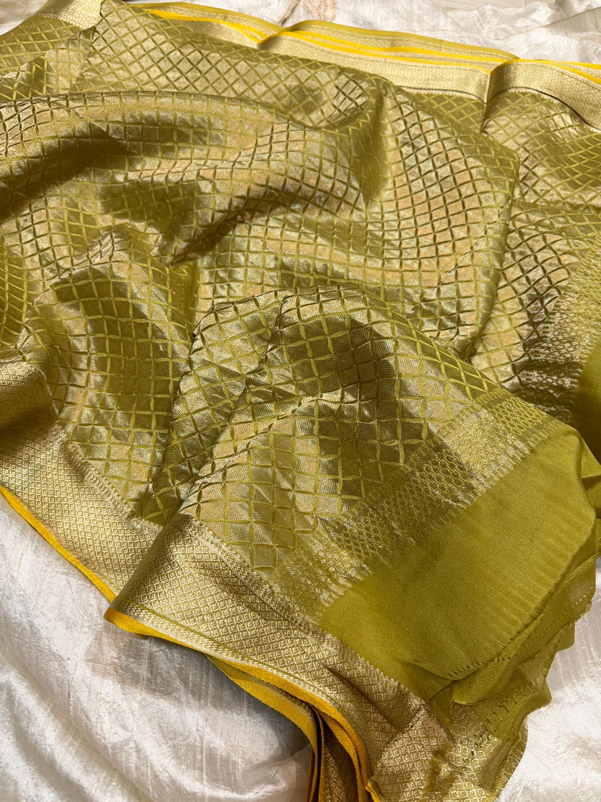 Pure Mysore Brocade Crepe Silk Saree With Platinum Zari Weave - Image 5